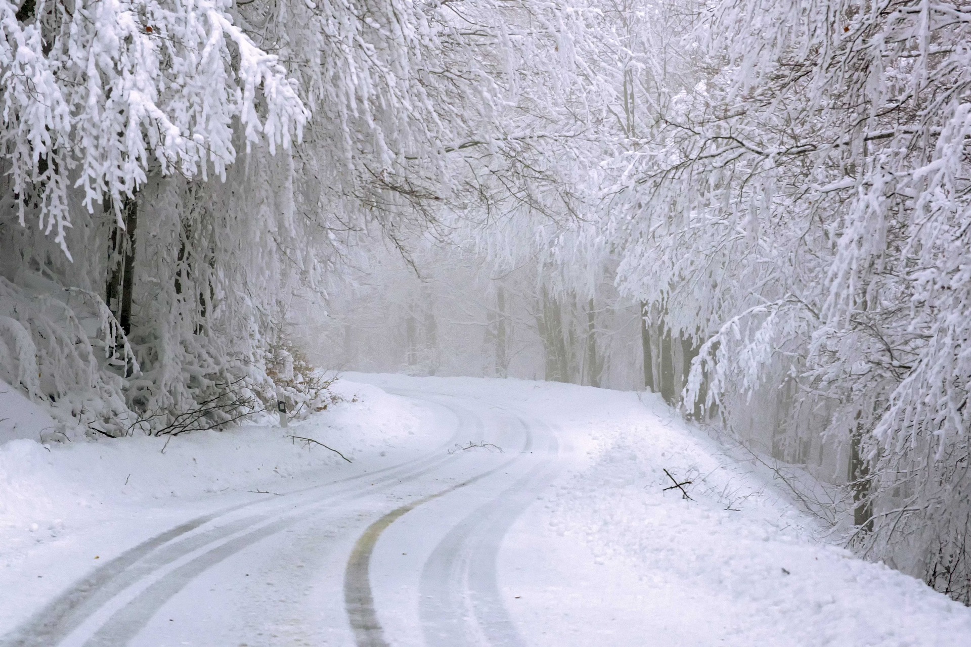 Straße mit Schneewetter