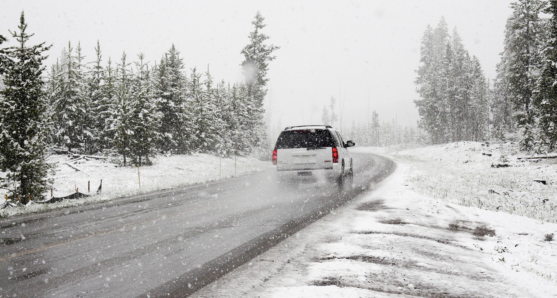 Schneefall auf der Straße